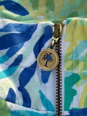 GORGEOUS color and print half zip Lilly Pulitzer top with CUTE zipper
Pull